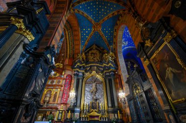 Krakow, Polonya. St. Mary Bazilikası 'nın içi. Kilise Ana Pazar Meydanı 'nda yer almaktadır ve en güzel tavana sahiptir.. 