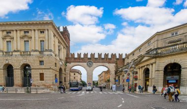 Verona, İtalya. Corso porta nuova ve porta nuova şehir kapısı