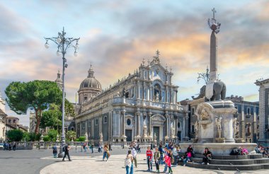 Catania, Sicilya, İtalya. Santa Agatha Katedrali ile Piazza Duomo ve Liotru ve Fontana dell Elefante gün doğumunda