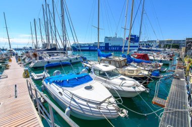Catania, Sicilya, İtalya. Catania limanındaki iskeleye demirlemiş lüks yatlar ve yelkenliler.