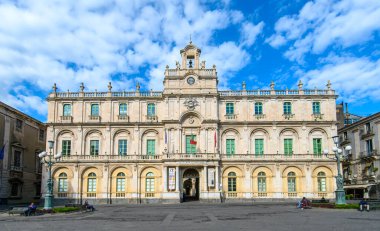 CATANIA, İtalya. Catania Üniversitesi 'nin ana merkezi olan Palazzo Dell' Universit 'in tarihi cephesinde, Sicilya' nın başkenti Catania 'da bulunan Piazza Universit' in büyük barok mimarisi yer almaktadır.