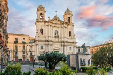 Assisi Aziz Francis Kilisesi ve Catania, Sicilya, İtalya 'daki Cardinale Dusmet Anıtı.