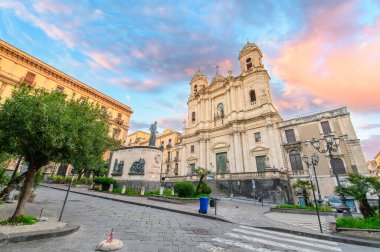 Assisi Aziz Francis Kilisesi ve Catania, Sicilya, İtalya 'daki Cardinale Dusmet Anıtı.