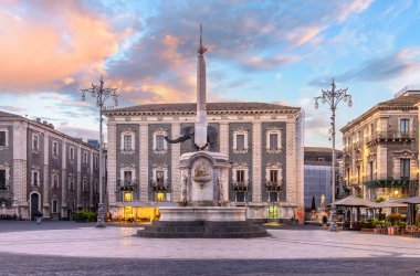 CATANIA, İtalya. Gün batımında ikonik Fontana dell 'Elefante (Fil Çeşmesi), Sicilya' daki UNESCO Dünya Mirası sahasının merkezi Piazza del Duomo 'da bulunan Catania' nın bir sembolü.