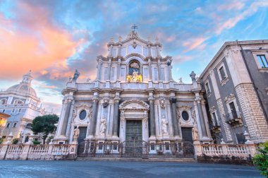 Catania, Sicilya, İtalya. Santa Agatha Katedrali ile Piazza Duomo ve Liotru ve Fontana dell Elefante gün doğumunda