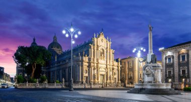 Catania, Sicilya, İtalya. Geceleri Santa Agatha ve Liotru Katedrali ile Piazza Duomo