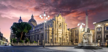 Catania, Sicilya, İtalya. Santa Agatha Katedrali ile Piazza Duomo ve Liotru ve Fontana dell Elefante gün doğumunda