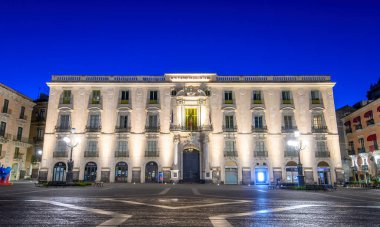 Catania, Sicilya, İtalya. Palazzo dell 'Universita ya da Catania Üniversitesi ana binası Piazza Universit' te gece aydınlandı