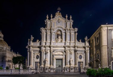 Catania, Sicilya, İtalya. Geceleri Santa Agatha ve Liotru Katedrali ile Piazza Duomo