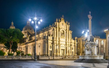 Catania, Sicilya, İtalya. Geceleri Santa Agatha ve Liotru Katedrali ile Piazza Duomo
