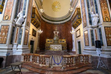 CATANIA, İtalya. San Giuliano Kilisesi 'nin içinde dekoratif bir mermer sunak, dini heykeller ve altın yapraklı süsler, Catania Crociferi' de bir barok sanat şaheseri yer alıyor..