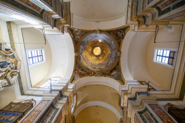 CATANIA, İtalya. San Giuliano Kilisesi 'nin içinde dekoratif bir mermer sunak, dini heykeller ve altın yapraklı süsler, Catania Crociferi' de bir barok sanat şaheseri yer alıyor..