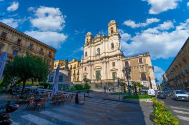 Assisi Aziz Francis Kilisesi ve Catania, Sicilya, İtalya 'daki Cardinale Dusmet Anıtı.