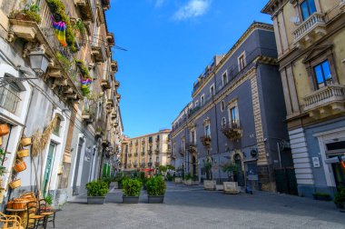 CATANIA, İtalya. Teatro Massimo Bellini yakınlarındaki Via Michele Rapisardi caddesinin manzarasında geleneksel hasır sanatı, barok mimarisi ve Catania, Sicilya 'daki yerel balkonlar yer alıyor..