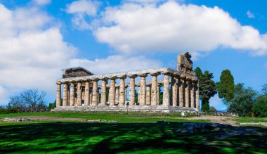 İtalya 'nın Paestum kentindeki Antik Yunan Athena Tapınağı güneşli bir günde mavi gökyüzüyle. Ünlü arkeolojik Paestum, Magna Graecia, antik kalıntılar.