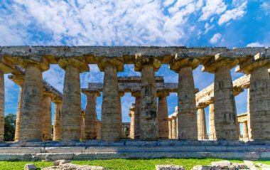 İtalya 'nın Paestum kentindeki Antik Yunan tapınağı Hera. Ünlü arkeolojik Paestum, Magna Graecia, antik kalıntılar.