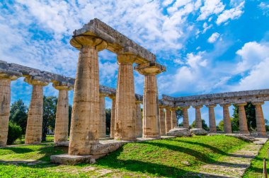 İtalya 'nın Paestum kentindeki Antik Yunan tapınağı Hera. Ünlü arkeolojik Paestum, Magna Graecia, antik kalıntılar.