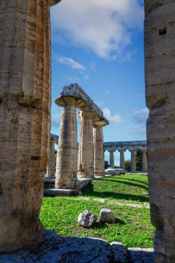 İtalya 'nın Paestum kentindeki Antik Yunan tapınağı Hera. Ünlü arkeolojik Paestum, Magna Graecia, antik kalıntılar.