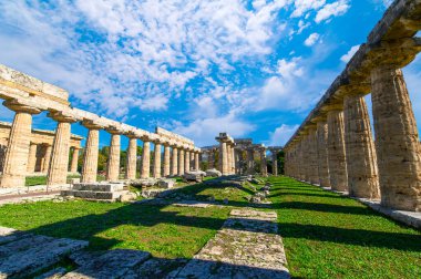 İtalya 'nın Paestum kentindeki Antik Yunan tapınağı Hera. Ünlü arkeolojik Paestum, Magna Graecia, antik kalıntılar.