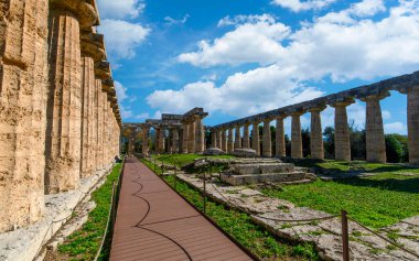 İtalya 'nın Paestum kentindeki Antik Yunan tapınağı Hera. Ünlü arkeolojik Paestum, Magna Graecia, antik kalıntılar.