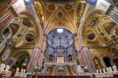 Naples, İtalya. Bazilika Santuario di Maria Santissima del Carmine Maggiore 'nin iç manzarası, süslü barok nave altın tavanlı