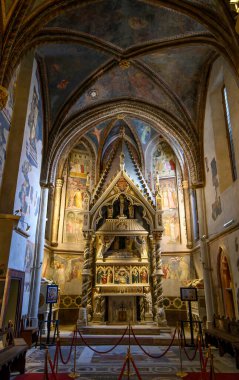 Naples, İtalya. Napoli Katedrali ya da Duomo di San Gennaro 'nun iç manzarası.