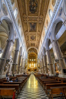 Naples, İtalya. Napoli Katedrali ya da Duomo di San Gennaro 'nun iç manzarası.