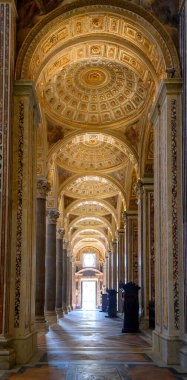 Napoli, İtalya. Girolamini Kilisesi 'nin (Chiesa dei Girolamini) içinde, muhteşem altın kaplama tavan ve mermer sütunlar bulunmaktadır..