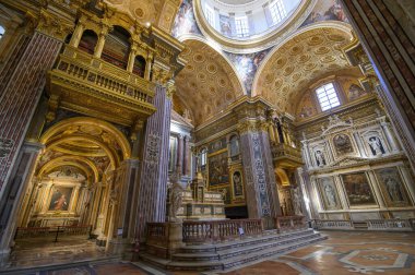Napoli, İtalya. Girolamini Kilisesi 'nin (Chiesa dei Girolamini) içinde, muhteşem altın kaplama tavan ve mermer sütunlar bulunmaktadır..