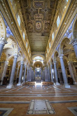 Napoli, İtalya. Girolamini Kilisesi 'nin (Chiesa dei Girolamini) içinde, muhteşem altın kaplama tavan ve mermer sütunlar bulunmaktadır..