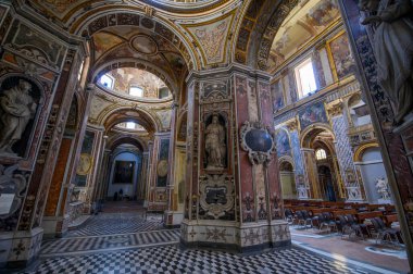 Napoli, İtalya. Bazilika di San Paolo Maggiore 'un içi. Süslü, freskli tavanları, mermer sütunları, barok tarzı.