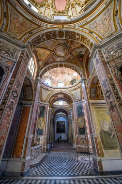 Napoli, İtalya. Bazilika di San Paolo Maggiore 'un içi. Süslü, freskli tavanları, mermer sütunları, barok tarzı.