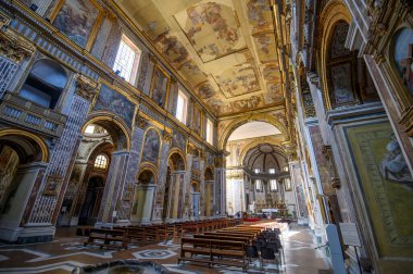 Napoli, İtalya. Bazilika di San Paolo Maggiore 'un içi. Süslü, freskli tavanları, mermer sütunları, barok tarzı.