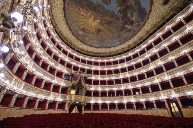 Napoli, İtalya. Teatro di San Carlo 'nun içi, en eski opera binası.
