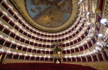 Napoli, İtalya. Teatro di San Carlo 'nun içi, en eski opera binası.