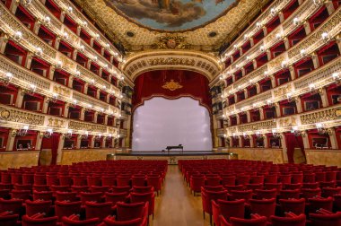 Napoli, İtalya. Teatro di San Carlo 'nun içi, en eski opera binası.