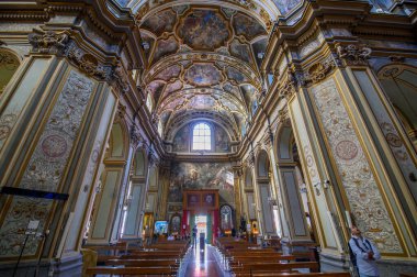 Napoli, İtalya. San Nicola Kilisesi 'nin içi, süslenmiş freskli tavanları, barok tarzı mermer sütunları olan Carita Kilisesi. Francesco Solimena' nın dekore edilmiş Barok tavan freskleri.