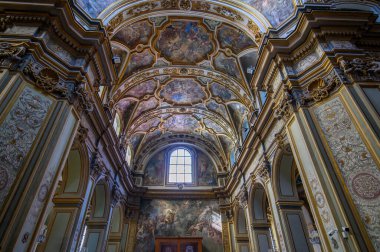 Napoli, İtalya. San Nicola Kilisesi 'nin içi, süslenmiş freskli tavanları, barok tarzı mermer sütunları olan Carita Kilisesi. Francesco Solimena' nın dekore edilmiş Barok tavan freskleri.