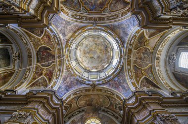 Napoli, İtalya. San Nicola Kilisesi 'nin içi, süslenmiş freskli tavanları, barok tarzı mermer sütunları olan Carita Kilisesi. Francesco Solimena' nın dekore edilmiş Barok tavan freskleri.