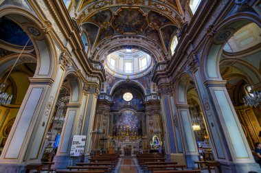 Napoli, İtalya. San Nicola Kilisesi 'nin içi, süslenmiş freskli tavanları, barok tarzı mermer sütunları olan Carita Kilisesi. Francesco Solimena' nın dekore edilmiş Barok tavan freskleri.