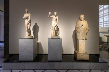Napoli, İtalya. Ulusal Arkeoloji Müzesi 'nde antik Roma heykelleri.