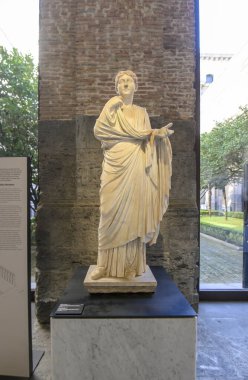 Napoli, İtalya. Ulusal Arkeoloji Müzesi 'nde antik Roma heykelleri.