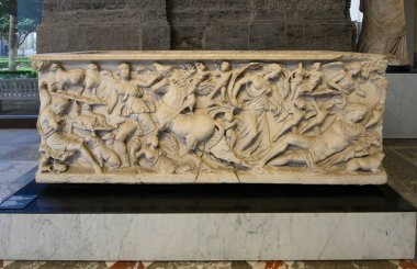 Napoli, İtalya. Ulusal Arkeoloji Müzesi 'ndeki antik Roma heykelleri. Mitolojik rahatlama ile antik Roma mermer lahiti