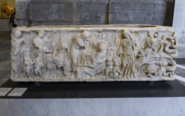 Napoli, İtalya. Ulusal Arkeoloji Müzesi 'ndeki antik Roma heykelleri. Mitolojik rahatlama ile antik Roma mermer lahiti