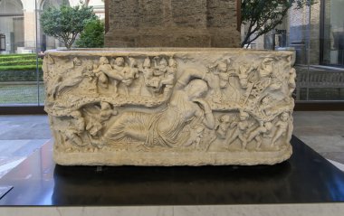 Napoli, İtalya. Ulusal Arkeoloji Müzesi 'ndeki antik Roma heykelleri. Mitolojik rahatlama ile antik Roma mermer lahiti