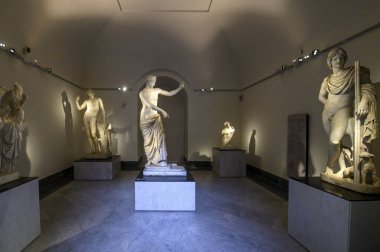 Napoli, İtalya. Ulusal Arkeoloji Müzesi 'nde antik Roma heykelleri.