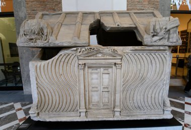 Napoli, İtalya. Ulusal Arkeoloji Müzesi 'ndeki antik Roma heykelleri. Mitolojik rahatlama ile antik Roma mermer lahiti