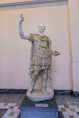 Napoli, İtalya. Ulusal Arkeoloji Müzesi 'nde antik Roma heykelleri.