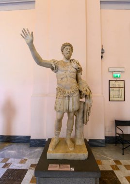 Napoli, İtalya. Ulusal Arkeoloji Müzesi 'nde antik Roma heykelleri.