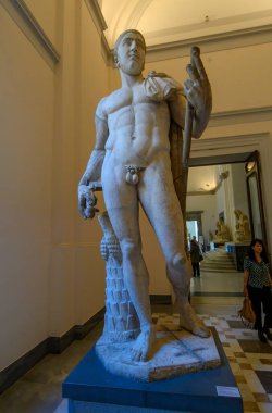 Napoli, İtalya. Ulusal Arkeoloji Müzesi 'nde antik Roma heykelleri.